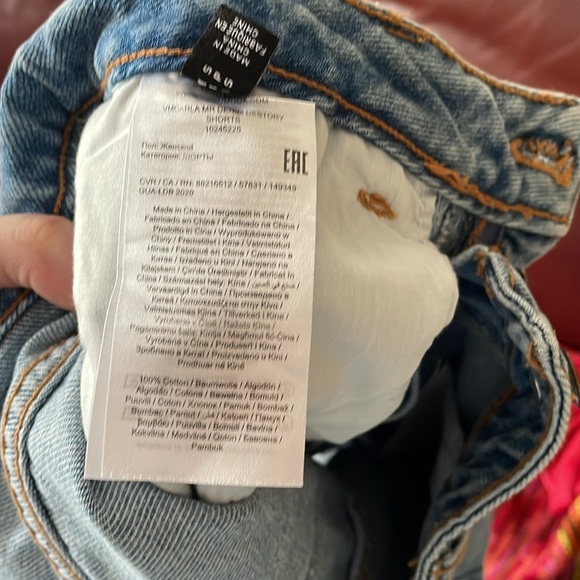 Vero Moda Distressed Denim Shorts - Picture 5 of 5